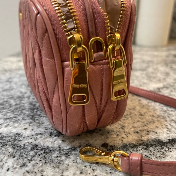 MIU MIU
Nappa Matelasse Double Zip Pochette Clutch Loto Come with Strap. - Picture 2 of 10